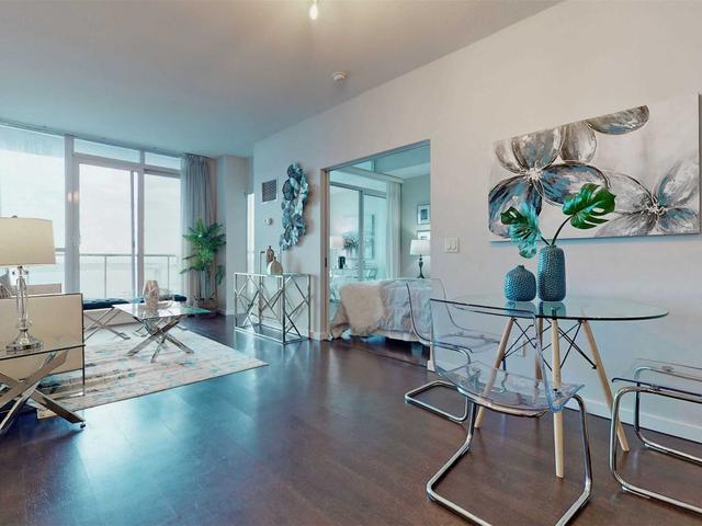 1210 - 218 Queens Quay W