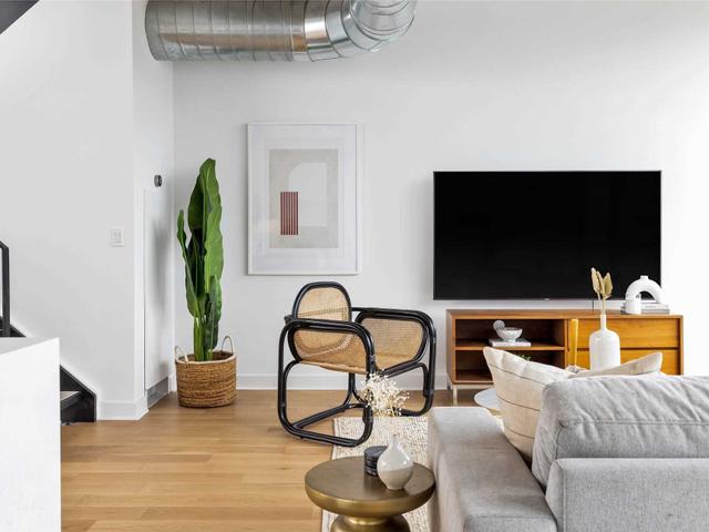 PH1011 - 60 Bathurst St