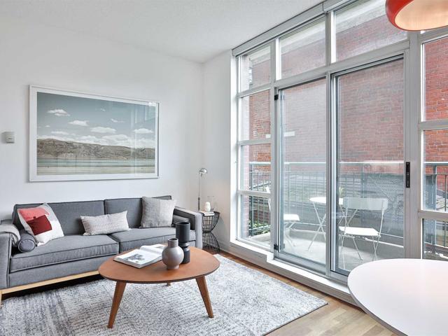 225 - 901 Queen St W