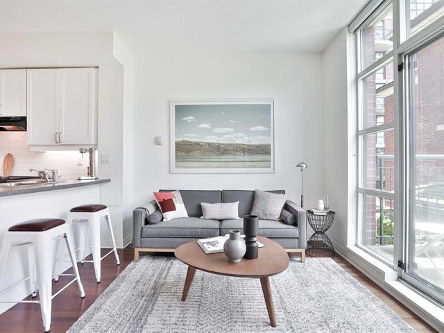 225 - 901 Queen St W