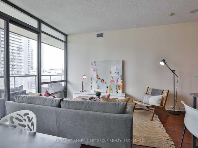 1702 - 438 King St W