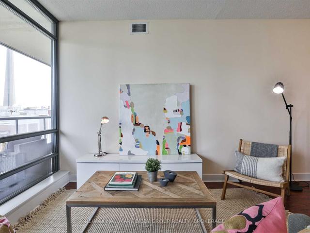 1702 - 438 King St W