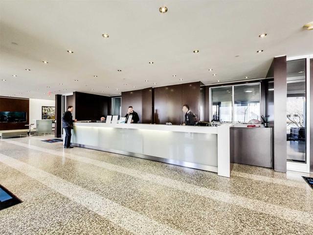 PH01 - 208 Queens Quay W