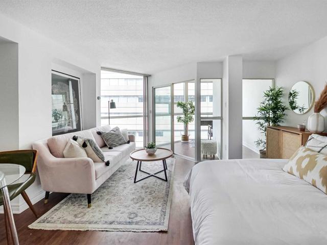 1110 - 705 King St W