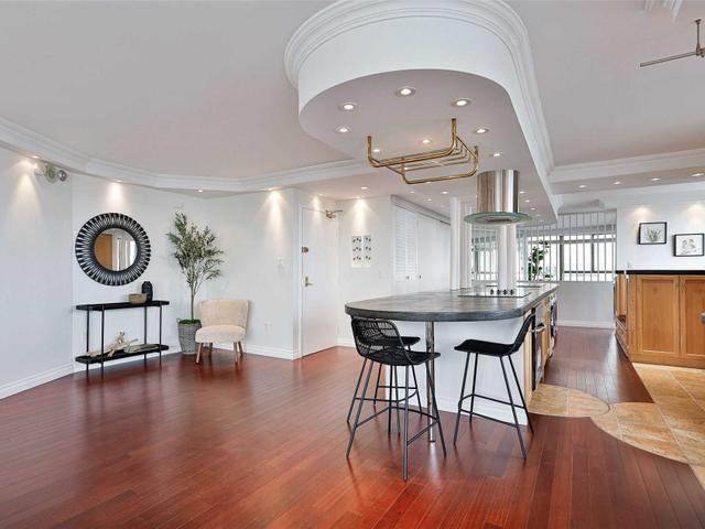 1201/02 - 270 Queens Quay Ave W