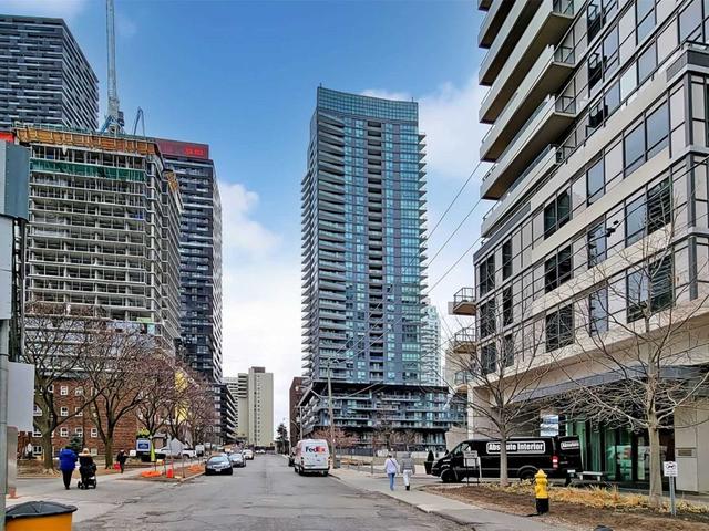 413 - 30 Roehampton Ave