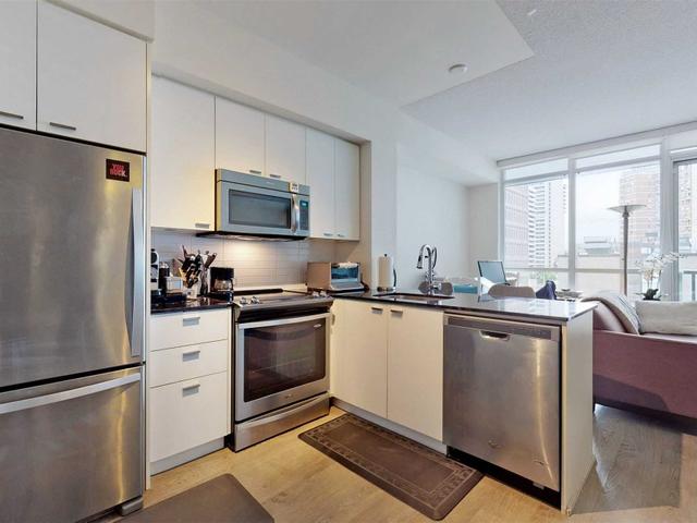 413 - 30 Roehampton Ave