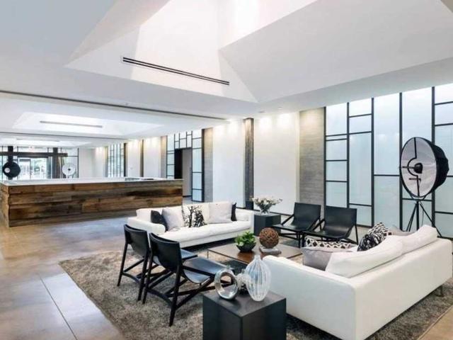 421 - 1030 King St W