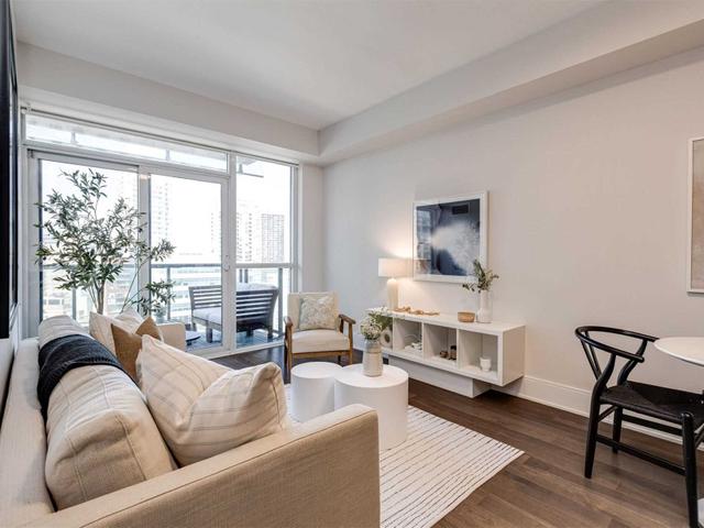 1418 - 70 Roehampton Ave