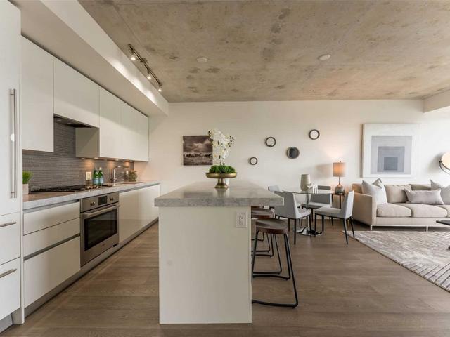 PH1408 - 629 King St W