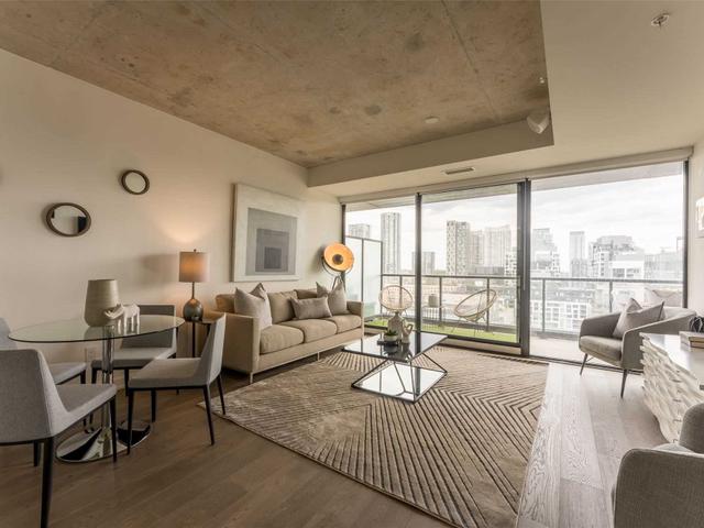 PH1408 - 629 King St W