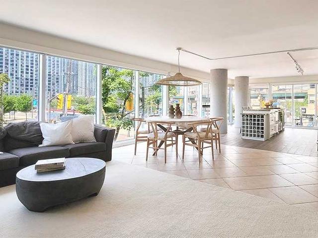 204 - 251 Queens Quay W