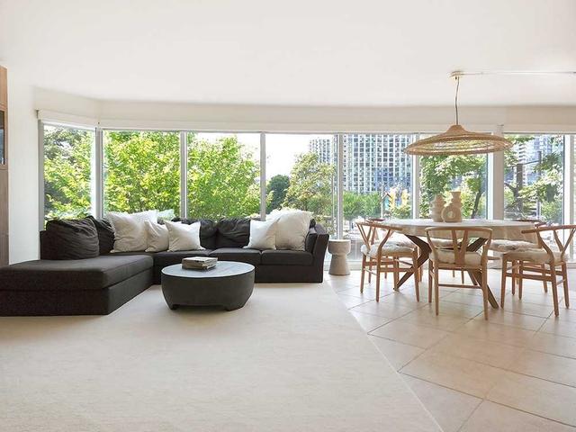 204 - 251 Queens Quay W