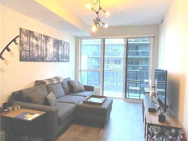 1215 - 1030 King St W