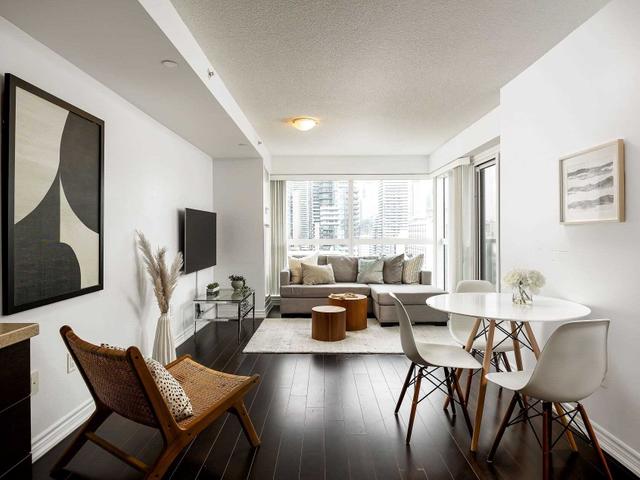 1901 - 386 Yonge St