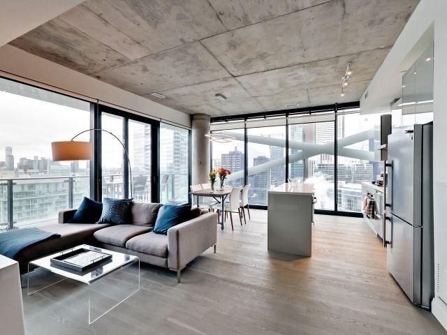 3702 - 224 King St W