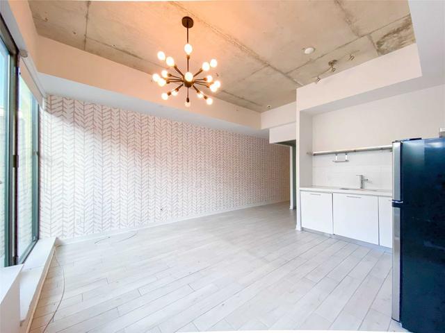 104 - 461 Adelaide St W