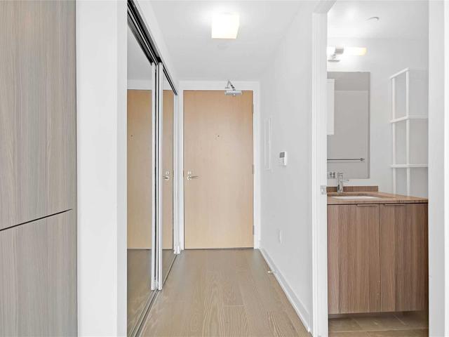 2812 - 11 Wellesley St W