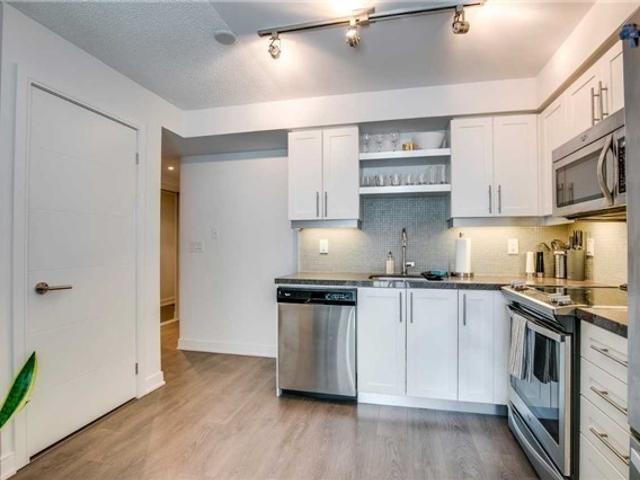 1102 - 525 Adelaide St