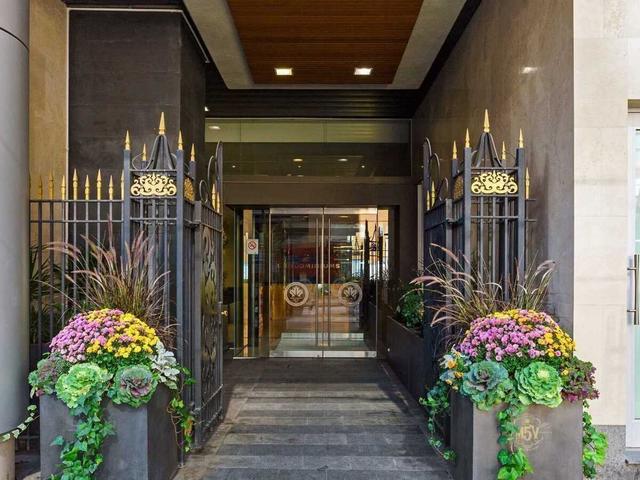 1106 - 375 King St W