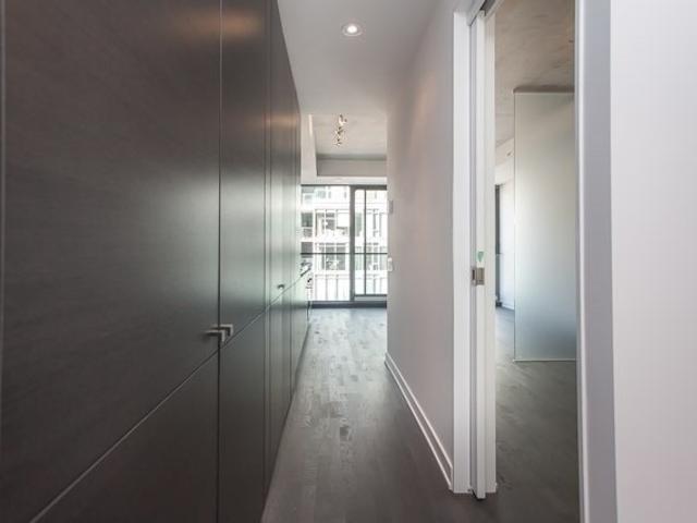 1219 - 629 King St W
