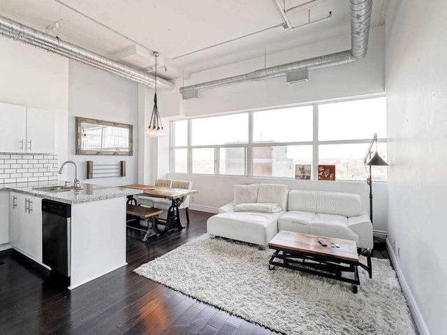 1005 - 700 King St W