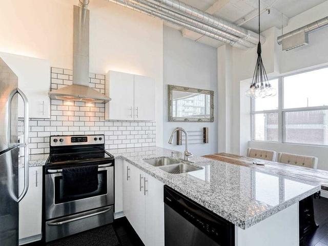 1005 - 700 King St W