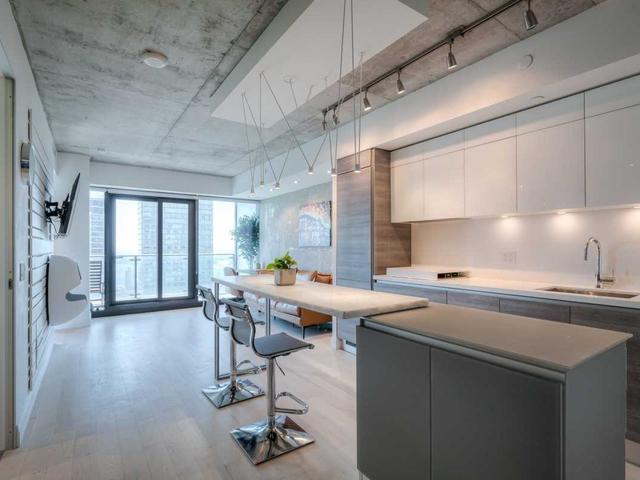 3205 - 224 King St W