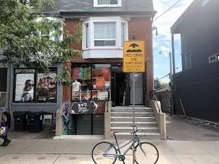 897 Dundas St