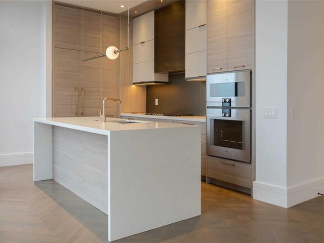 1905 - 215 Lonsdale Rd