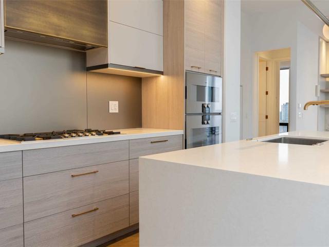 1905 - 215 Lonsdale Rd