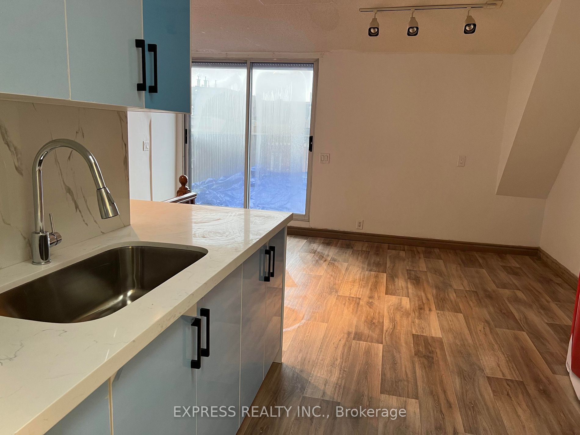 3rd Flr 42 Robert St, Toronto For Rent 2,200 Condos.ca