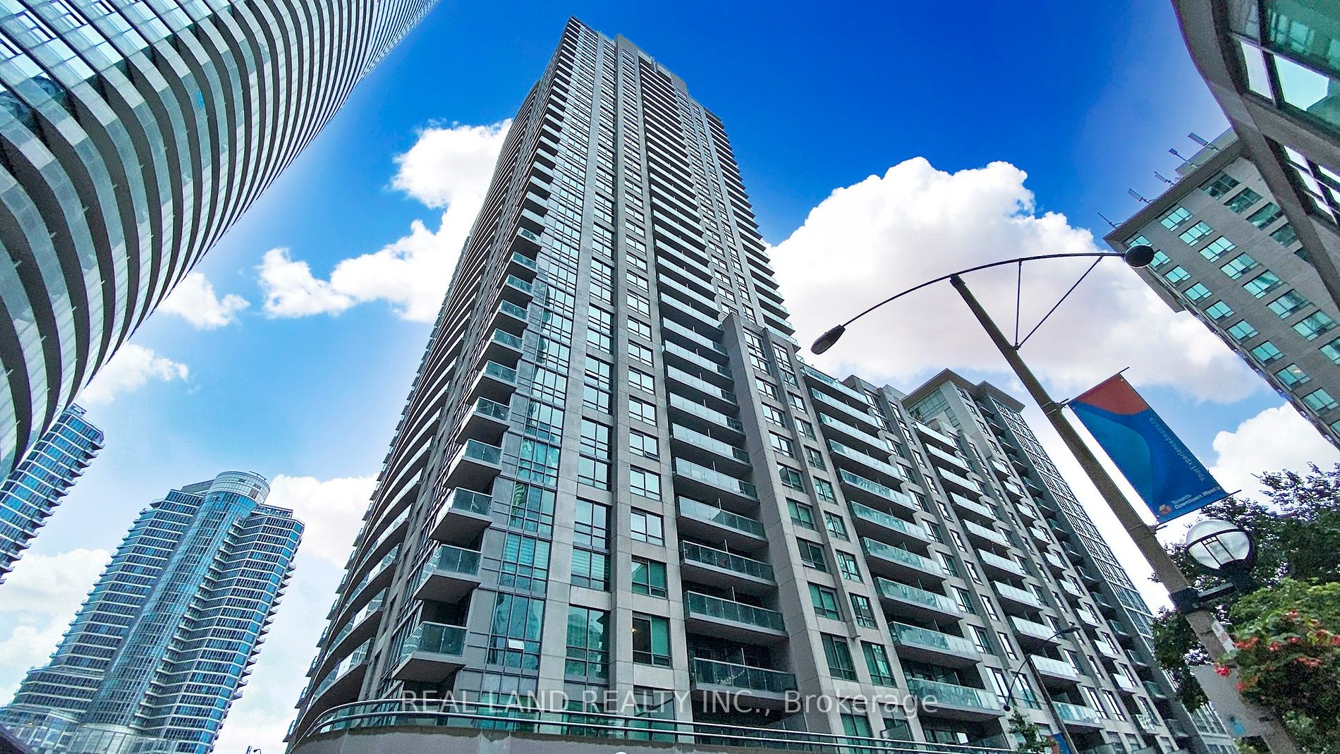 1006 19 Grand Trunk Cres, Toronto For Sale 849,000 Condos.ca
