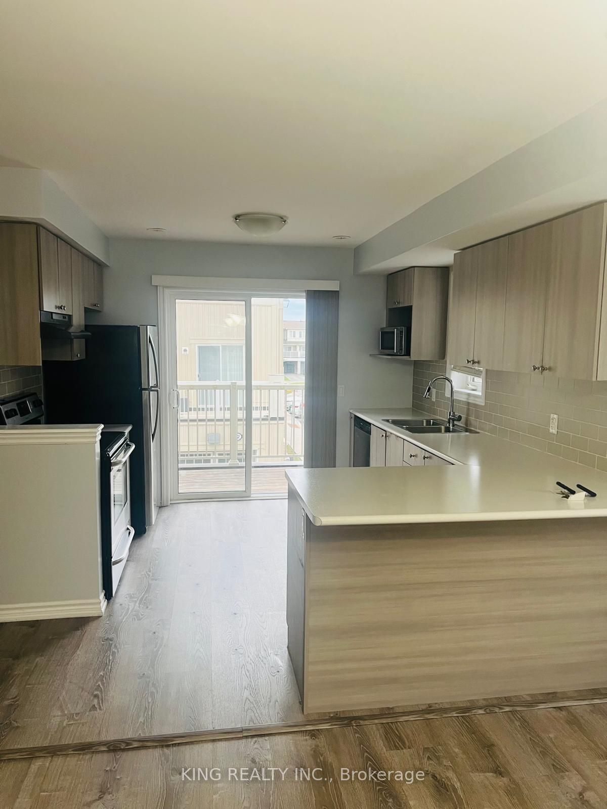 90 - 2500 Hill Rise Crt, Oshawa | For Rent @ $2,900 | Condos.ca