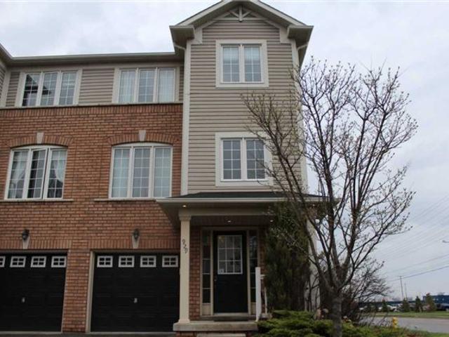 929 Bourne Cres