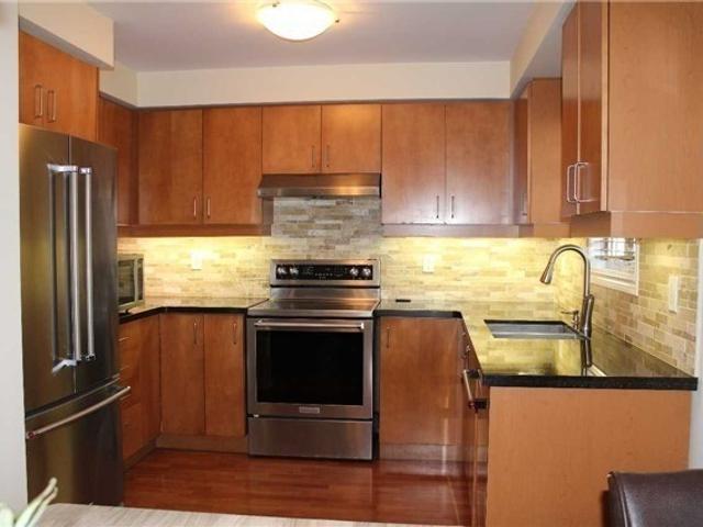 929 Bourne Cres
