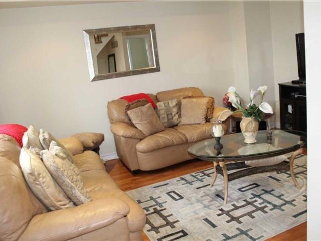 929 Bourne Cres