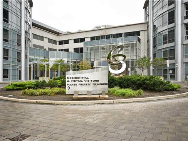 1222 - 135 Village Green Sq