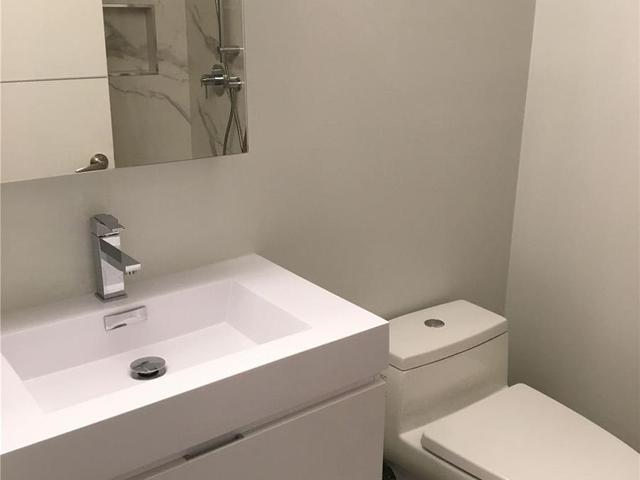 208 - 625 Queen St E