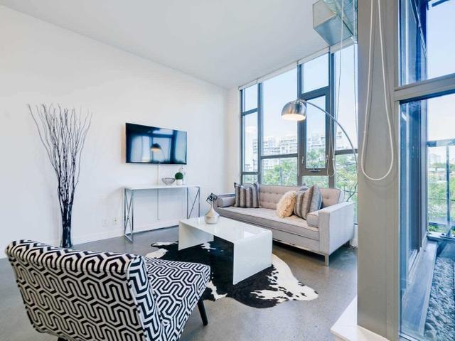 207 - 625 Queen St E