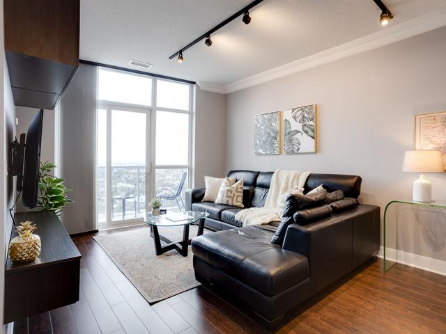 PH21 - 135 Village Green Sq