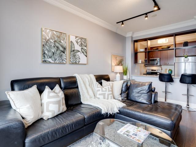 PH21 - 135 Village Green Sq