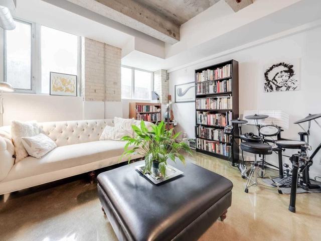 L03 - 201 Carlaw Ave