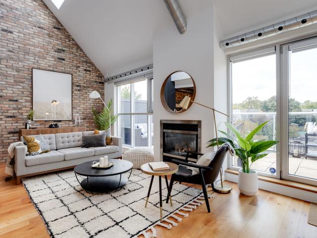 PH304 - 1852 Queen St E