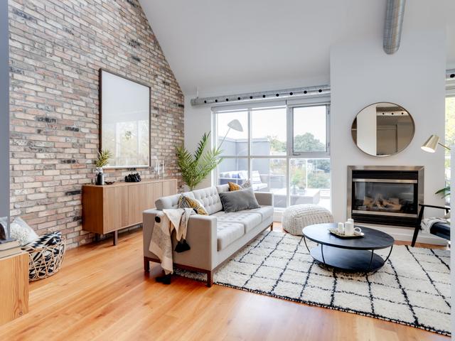 PH304 - 1852 Queen St E