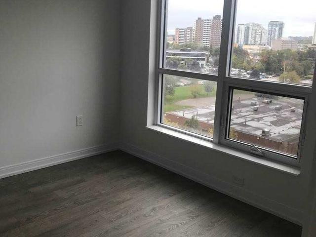 921 - 275 Village Green Sq