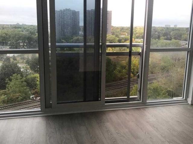 921 - 275 Village Green Sq