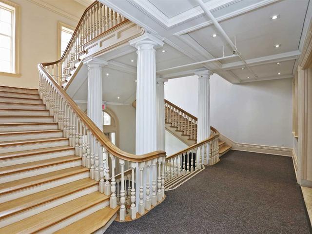 802 - 201 Carlaw Ave