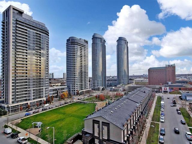 924 - 275 Village Green Sq