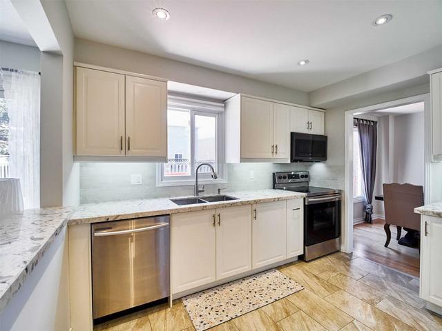 2371 Strathmore Cres